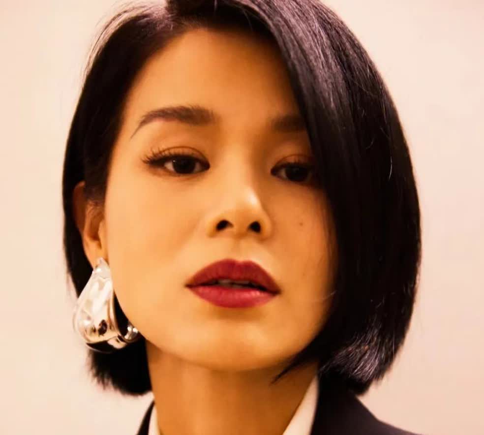 我敢说，胡杏儿，绝对是最惨的女人！

和黄宗泽地下恋8年，她倒贴求婚都被抛弃