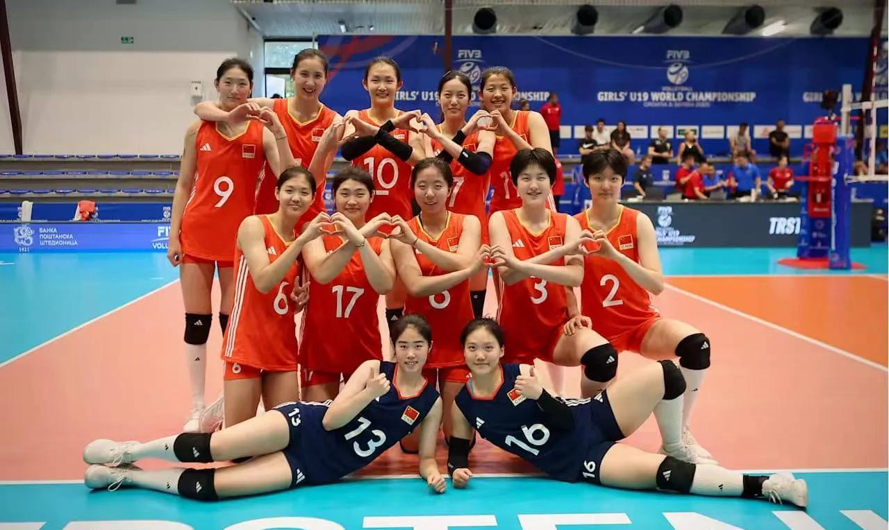 国少女排副攻郭中楠扬威U19女排世锦赛。在首场3-0比赛中，郭中楠10扣8中0失