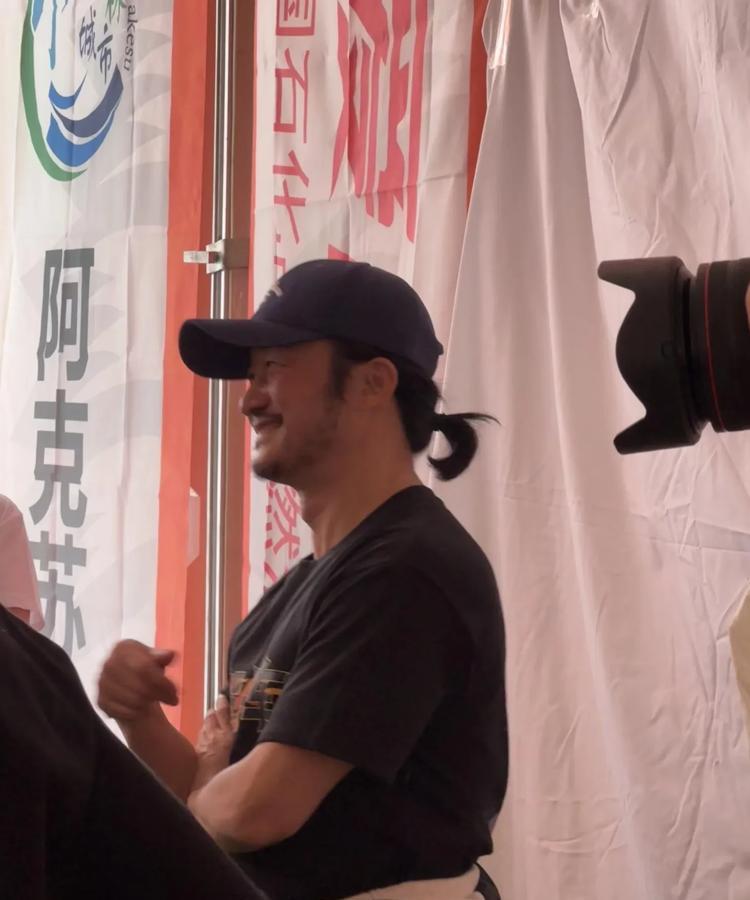 吴京这波环塔拉力赛造型确实糙得能搓泥，沙漠里胡子拉碴扎小辫，穿件白秋衣还透光，搁