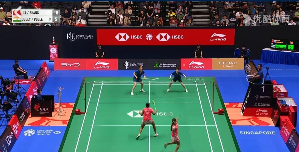 2025年新加坡羽毛球公开赛刚刚结束了一场女双1/8决赛。
贾一凡／张殊贤21-