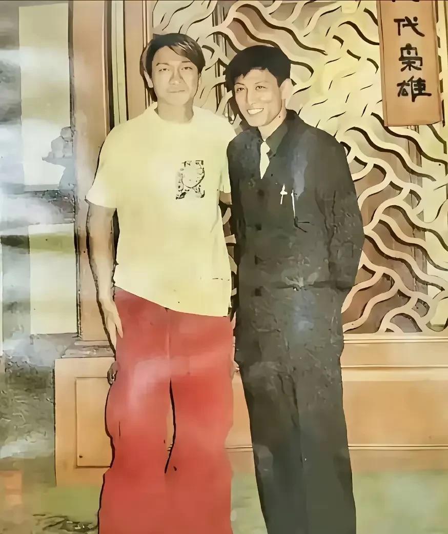 刘德华和刘涌。
当年刘涌以300万港币请来刘德华演出。
原计划唱30首歌，刘德华