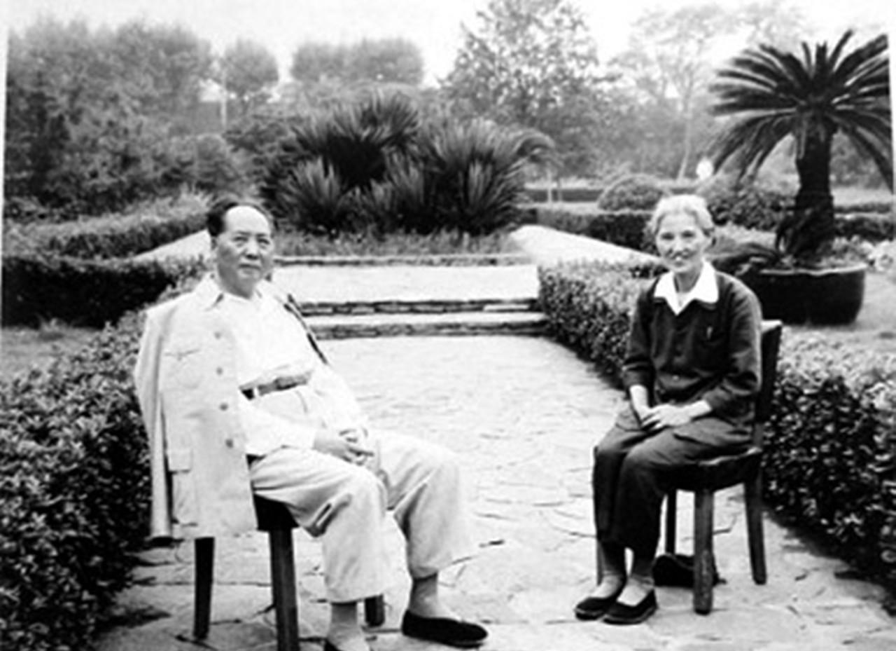 1948年，上海一间破陋不堪的瓦屋里，一位身形瘦弱的男子正奄奄一息躺在病床上，临