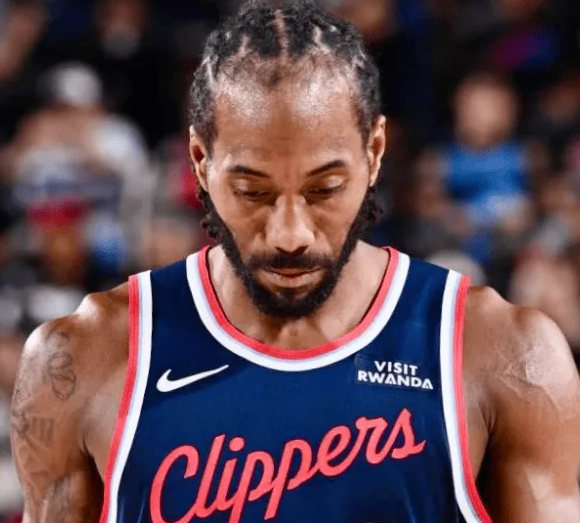 NBA常规赛，快船113-115不敌火箭。
本场比赛，快船队球员科怀-伦纳德出场