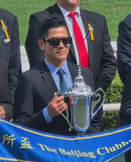 从冷气维修工、伴舞，到香港乐坛四大天王之一，直至现在跻身上流社会，成为香港赛马会