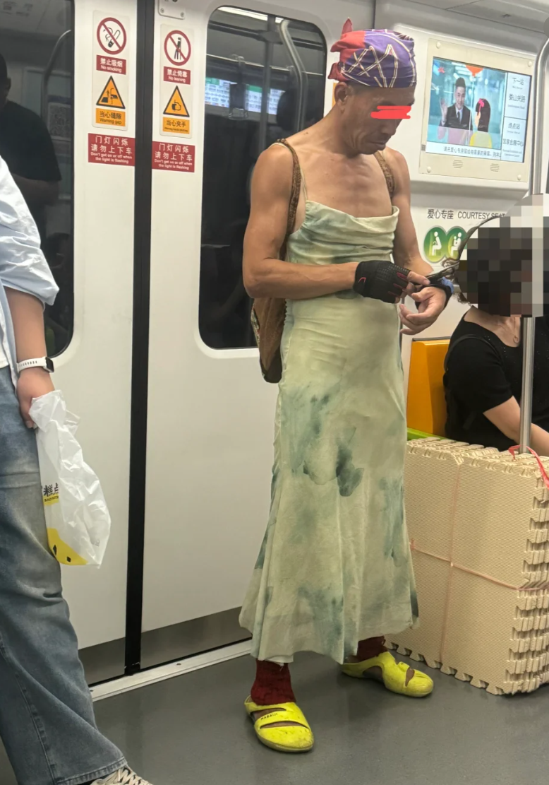 在地铁我看到的 有点辣眼睛