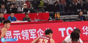 山东啊山东，这赛季结束克里斯是一定要换掉的
在山东对阵深圳的第二节比赛里，克里斯