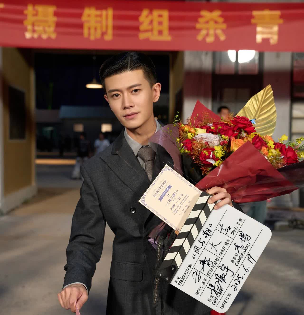 任嘉伦工作室发博了[鼓掌][鼓掌][鼓掌]
小室好给力，这么快就发了杀青大合影
