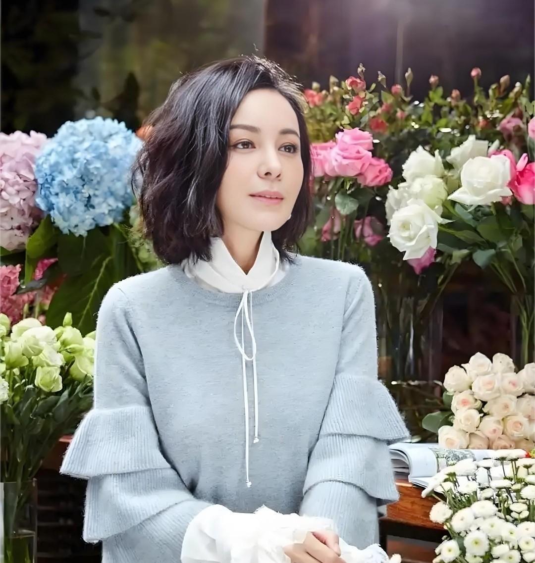 王琳要向倪萍好好学习。
她称呼自己的妈妈是“她”。
称呼自己的弟弟是“她儿子”。