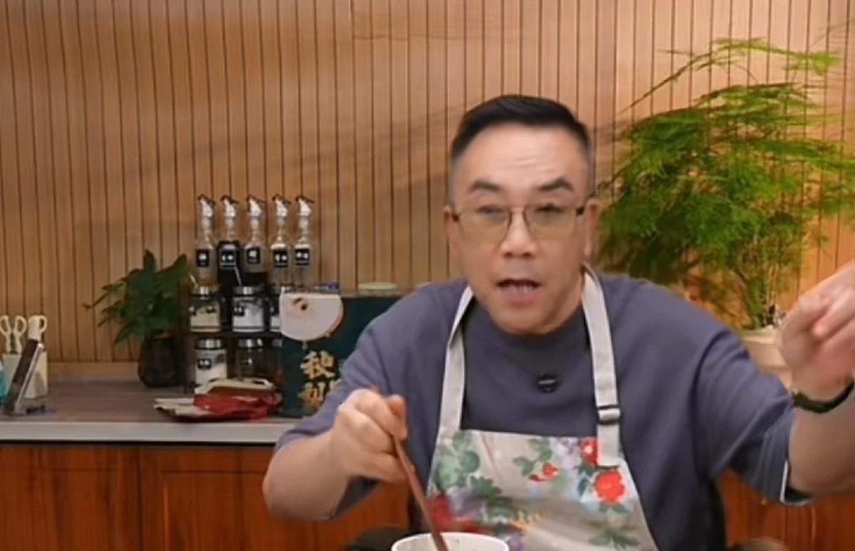 #秋日生活打卡季#杨议：我嘛也不是，就是一个讲相声的。
杨议说是一个非常敬业的相