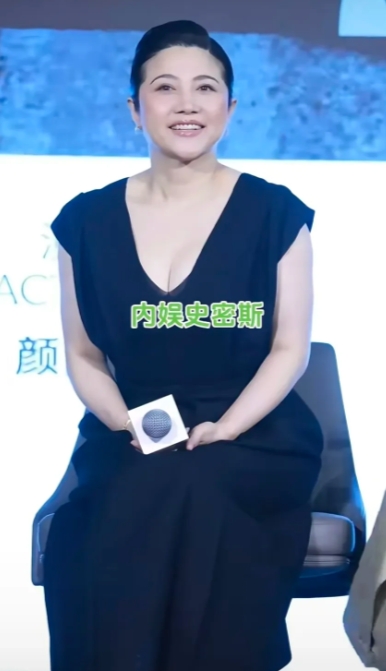 偶然看到颜丙燕的近照，瞬间被她吸引。那脸庞自然又舒适，没有一丝医美的痕迹，尽管岁
