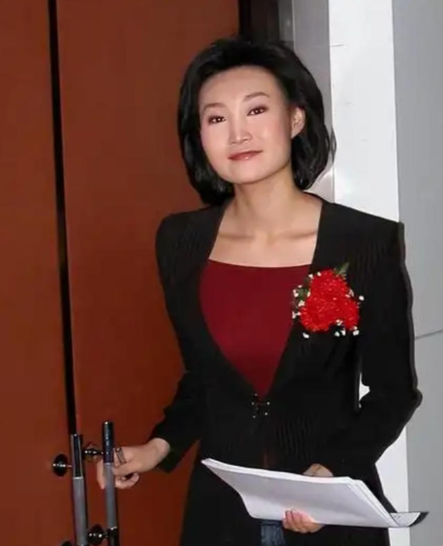 李梓萌说，现在46岁了，还是租房住、没结婚。来北京二十多年一直租房，不是买不起房