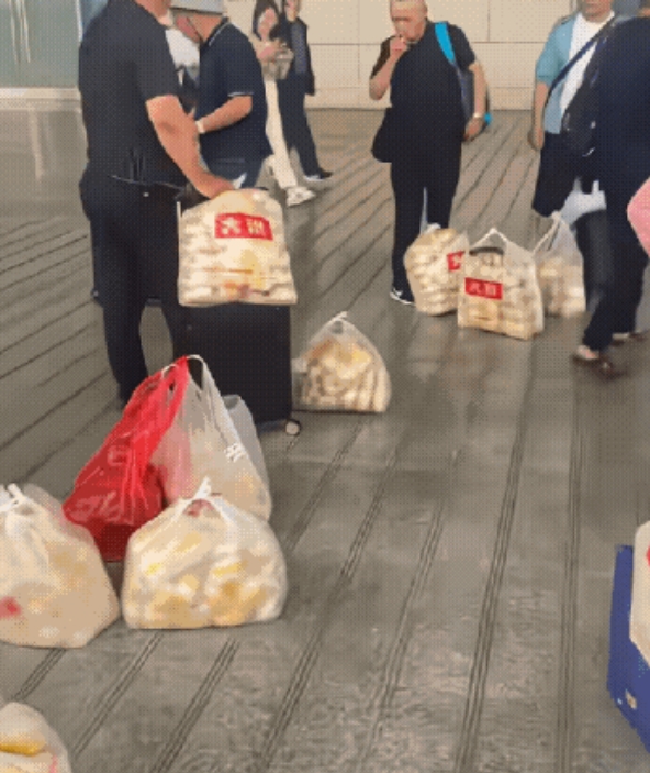 河南的馒头真有那么好吃吗？旅行团众人到河南旅游爱上了河南馒头，竟买了800个带回