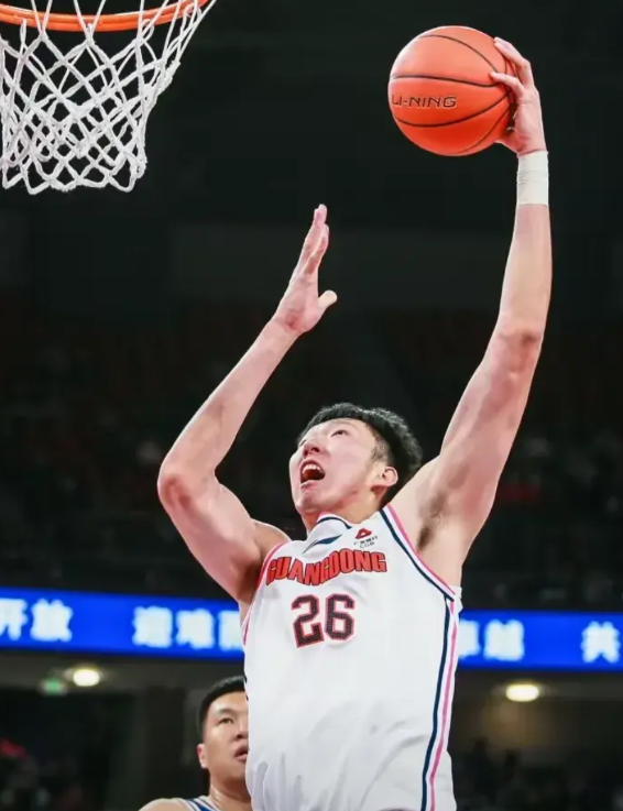 周琦经此一战颜面尽失！北京91-94三分惜败上海，周琦作为国内最顶级的内线，打不