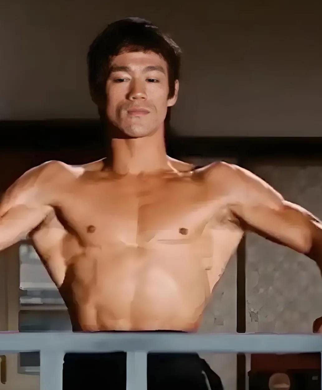 哇！李小龙的这一身肌肉可真够震撼的！在李小龙之后，也涌现出一些很好的武打演员，例