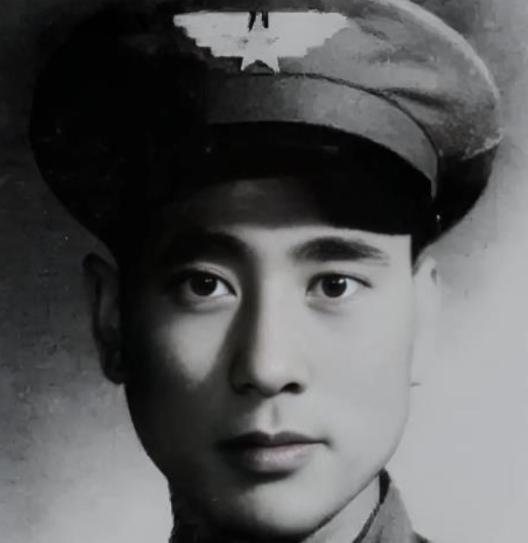 1949年，一架飞机在解放区坠毁，飞行员主动向解放军投降，还指了指舱门，说：“这