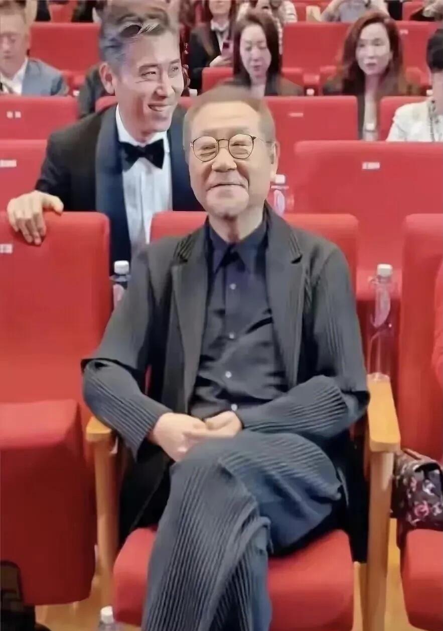 天呐，他怎么这么老了，又瘦又黑，你能一眼认出来他是谁吗？平时电视上看着年轻，怎么