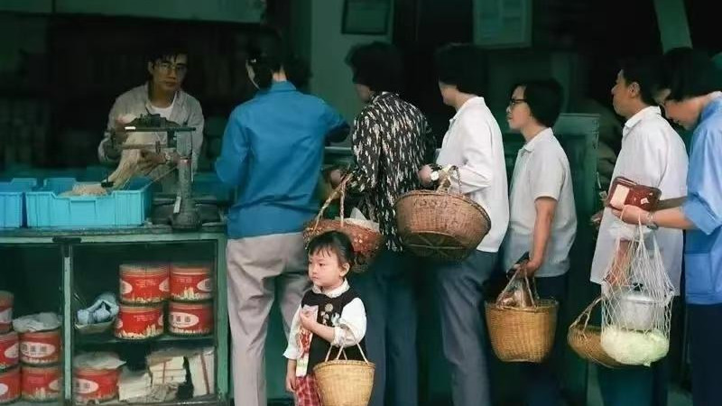 岳母来住一月花9000，母亲住院花1500妻子大闹，我怒骂：让你妈走