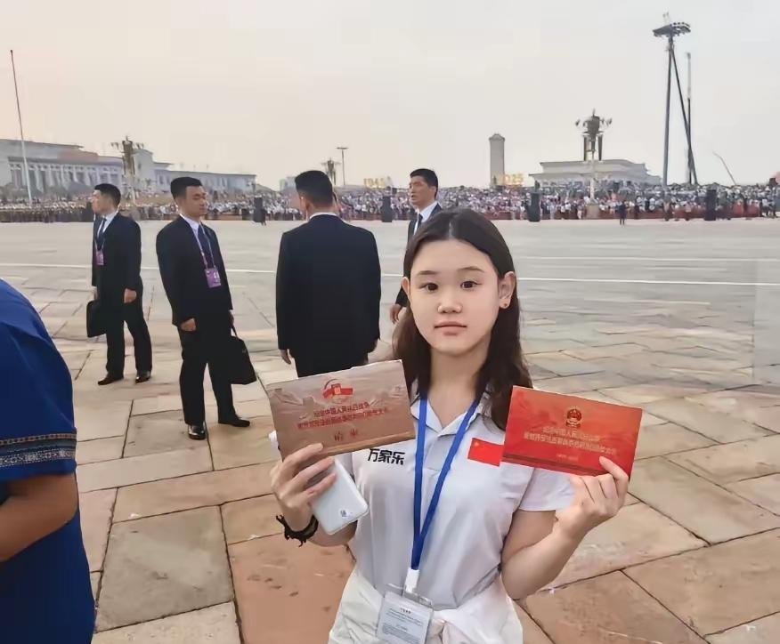 被邀请观赏台的小美女真牛，是谁呀？