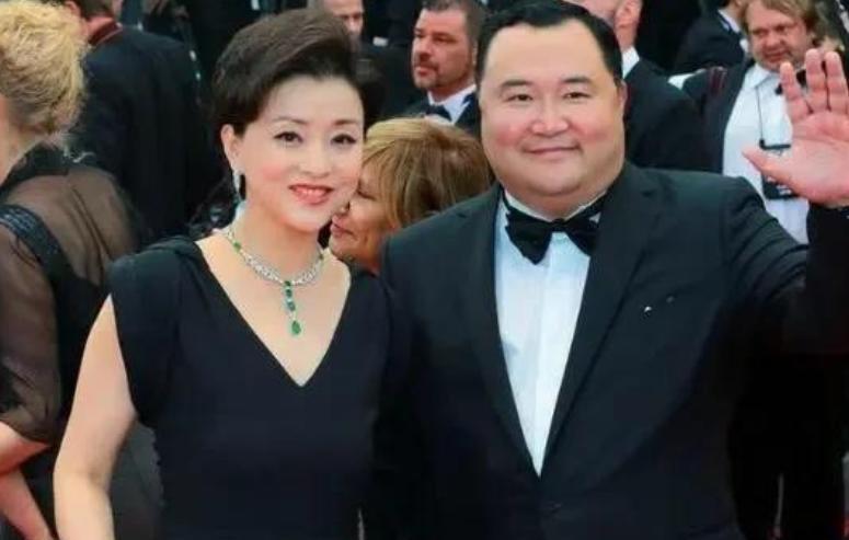 1994年， 富豪吴征斥资500万买下一艘游艇，把有夫之妇杨澜邀到游艇大胆表白。