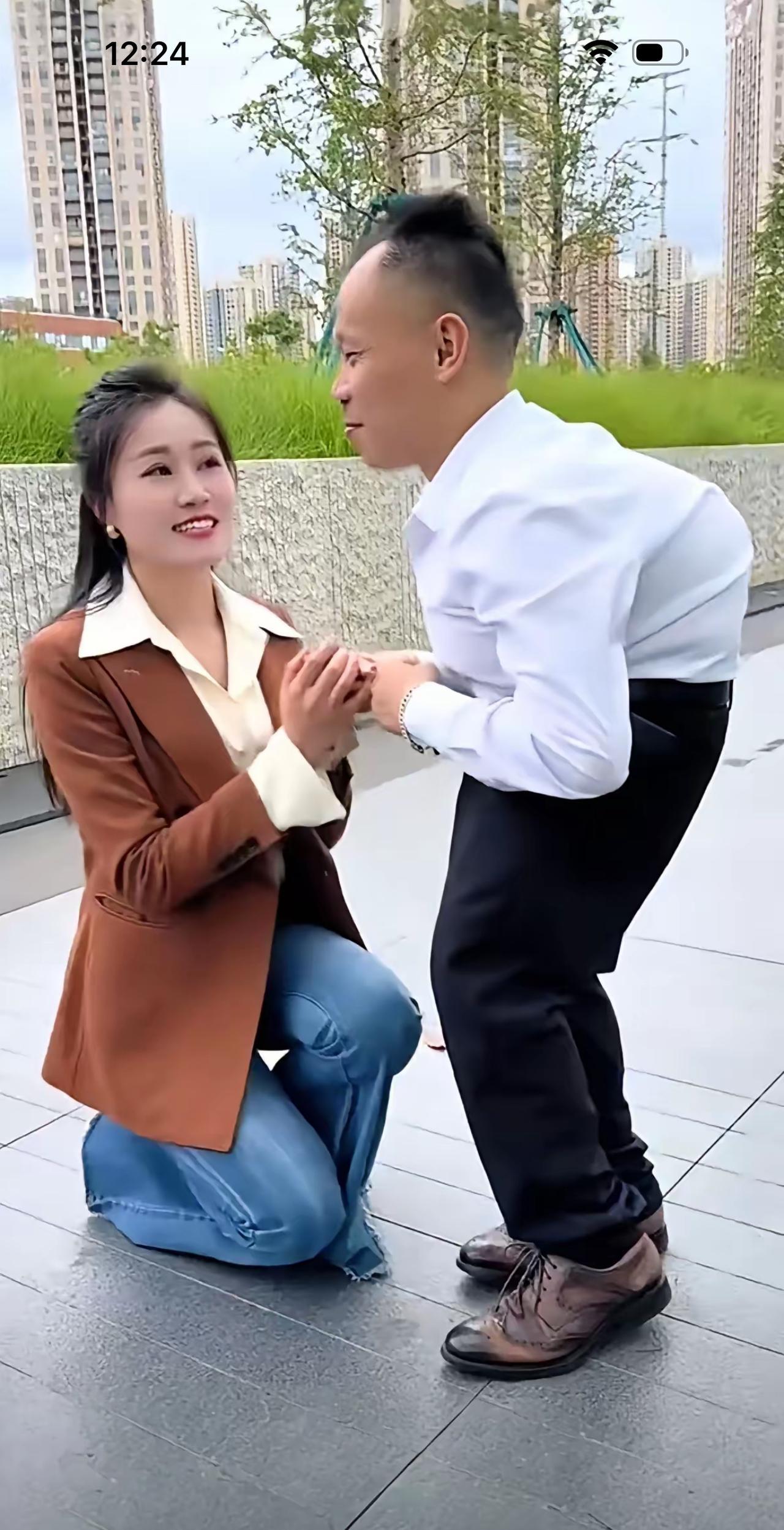 不合拍的求婚
在城市的一方小天地，她单膝跪地，像把自己的勇敢与炽热，都托在这一跪
