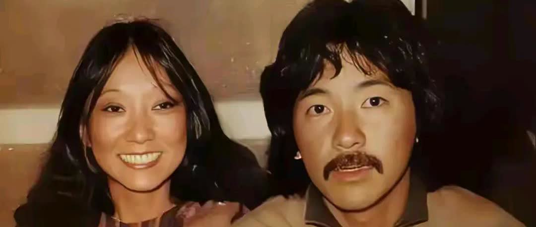 林子祥和前妻在一起，面无笑容，看不出夫妻俩恩爱甜蜜，所以后来他们成了各自的前任。