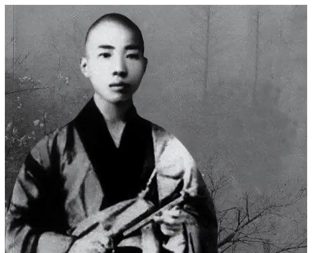 1918年5月2日，苏曼殊因暴饮暴食逝世，年仅35岁，死后在他枕头和床铺下发现很