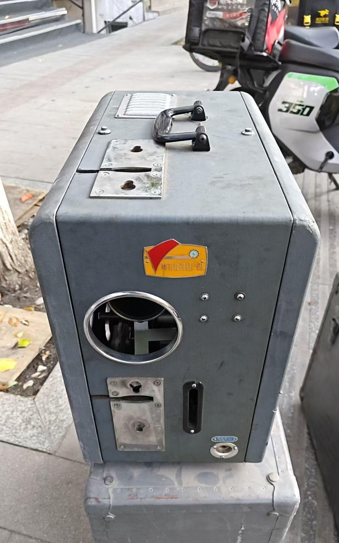 位于乌鲁木齐市江苏东路老高老旧物店品专卖店的老高又收到一套由“上海花一电影机械厂