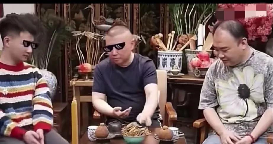 郭德纲送了陶阳一块醒木，旁边的侯震立马问，扇子能不能送给他。老郭说不能，顺手把扇