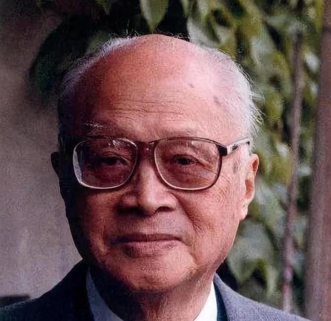 1960年，苏联撕毁协议，撤回所有派往中国的科学家，临行前，一位苏联专家悄悄告诉
