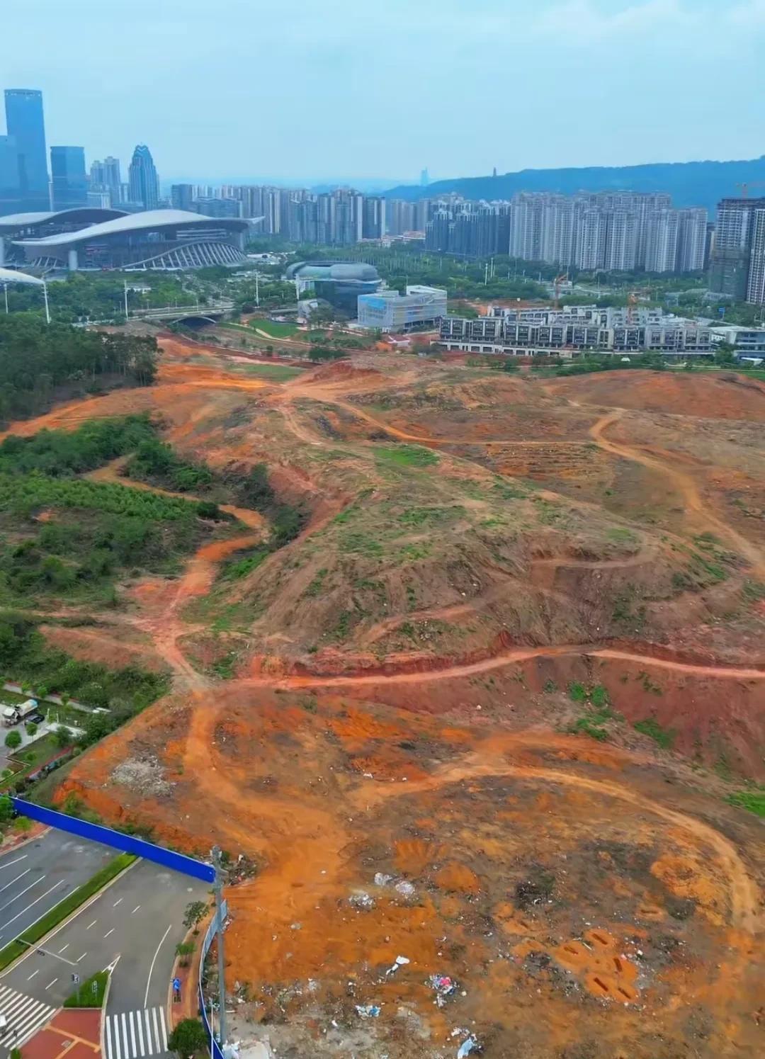 位于广西体育中心旁边的中国—东盟人工智能联合创新中心（南A中心），杂草已经清理干
