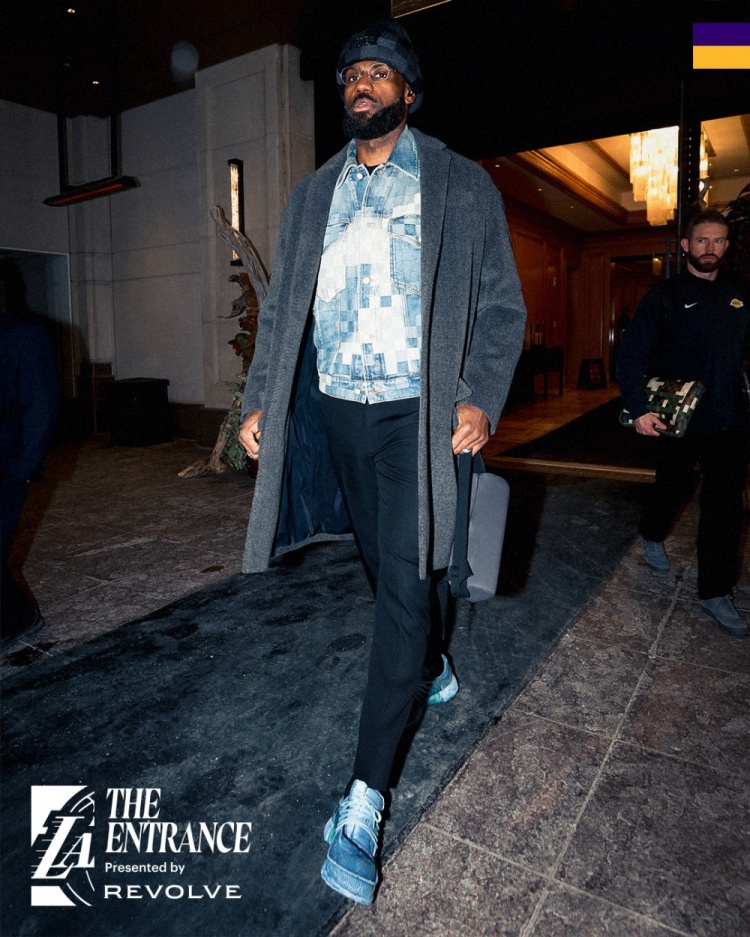 詹姆斯重返骑士获致敬视频 动情落泪用球衣拭泪