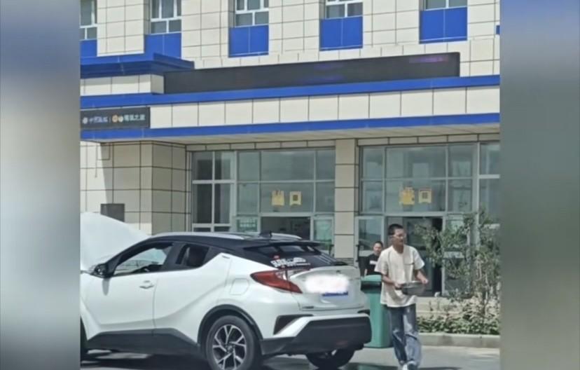你想象不到新手司机能干出什么事情？
他会给跑高速后的车子轮毂洒水降温。#汽车降温