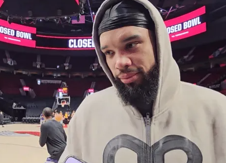 太阳球员狄龙-布鲁克斯在客场赛前场地热身训练后，接受了媒体采访，谈到了自己斩获周