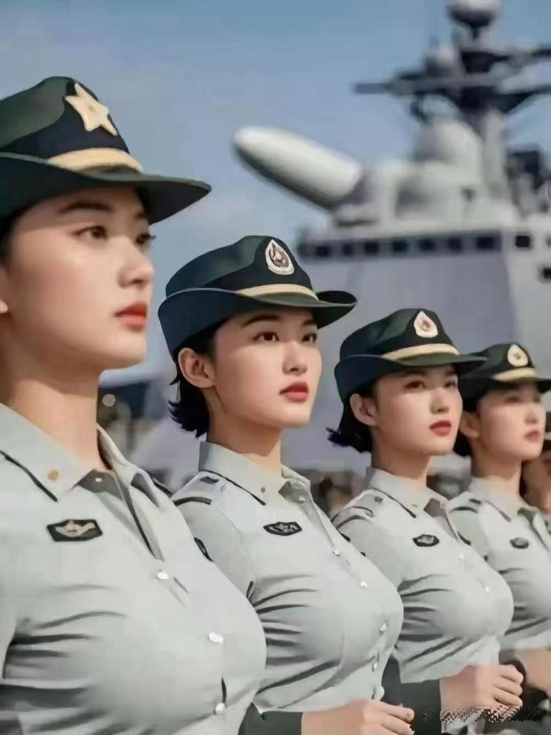 军中花木兰，不爱红妆爱武装。
哇，她们穿着制服好有精神，感觉能文能武，真是巾帼不