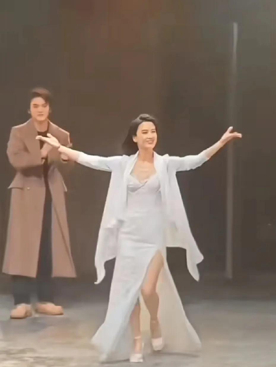 感觉离婚后的黄圣依重生了，搞事业的女性，浑身都散发着光芒 明媚又自信，天生适合舞