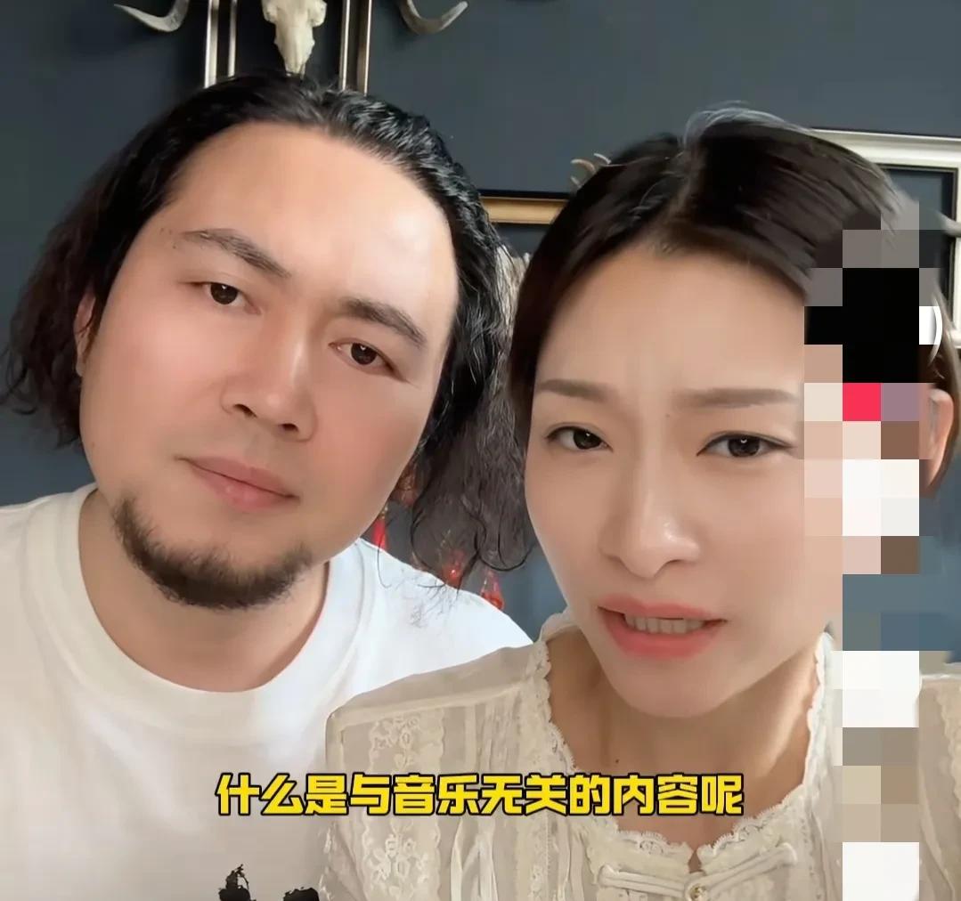 老刀跟王子走得很近，王子直播间因此热闹非凡，礼物收到手软。



最近王子直播间