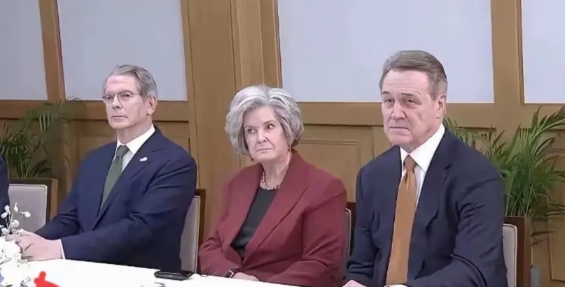 美方三个官员的表情，完美诠释了美国的三个阶段。
不屑一顾。看左侧的财政部长贝森特