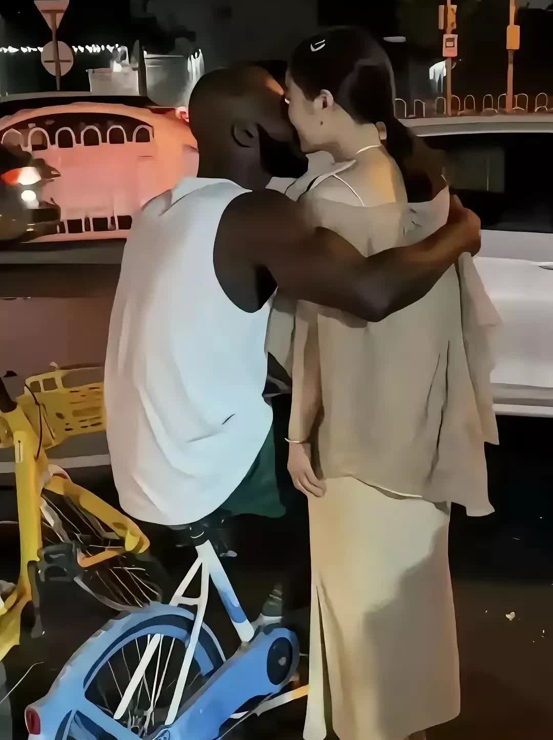广东广州，有一名男子晚上回家，经过一条三元里附近的一条街道的时候，看到一名外国男