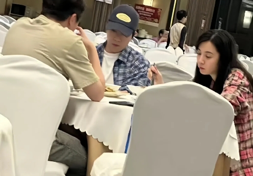 王晓晨这段时间一直在西安片场拍戏，她的男友俞灏明前来探望。两人低调地一起吃了一顿