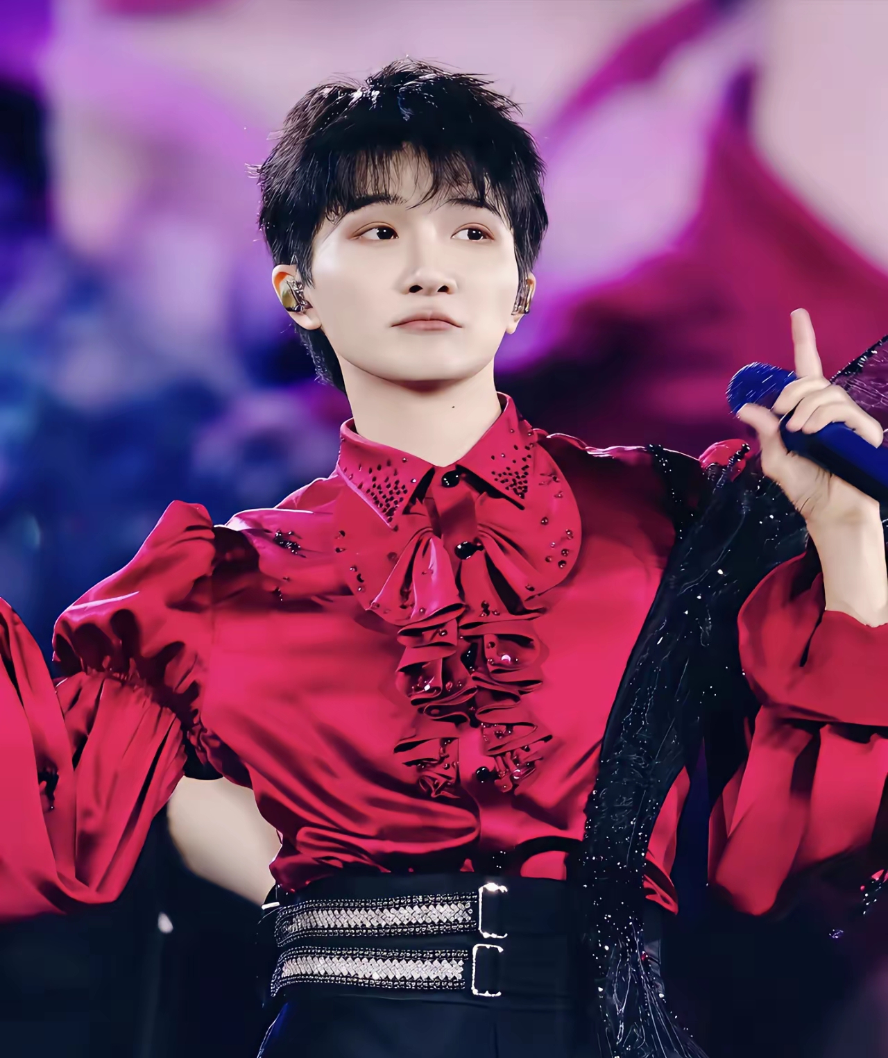 周深穿衣风格引争议，粉丝：他穿什么我们都爱

周深又因造型上热搜了！这次是因为他