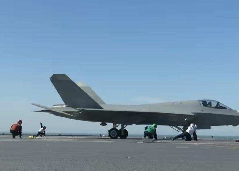 歼-35舰载机三剑客已在福建舰上，成功完成首次弹射起飞和着舰训练
600、35、