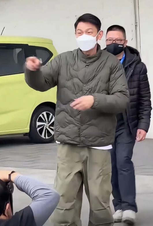 装X过头了啊，现在还戴口罩想内涵谁呢？！