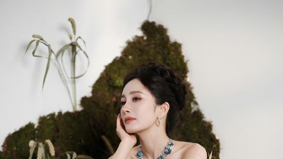 杨幂红毯演绎蓝孔雀女王，时尚风范成全场焦点