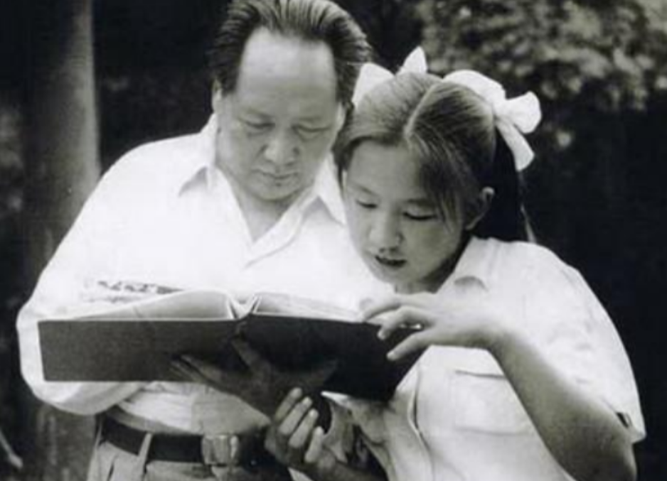 1950年，毛主席的女儿李讷，因为在一节音乐课上指出了教材的错误，老师很生气，就