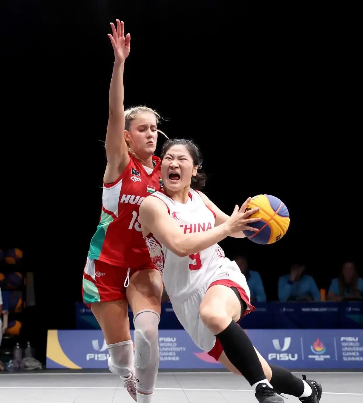 德国大运会女篮1/4决赛，中国大运会女篮对战老对手日本。开局，中国大运会女篮5-