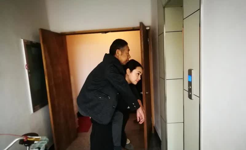 河南周口这事儿真是彻底乱套了！有女子结婚后，见公公孤单，竟把自己离婚多年的妈妈介
