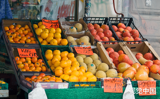 家里开水果店后，偏心妈妈天天给弟弟吃进口水果，却用烂橘子喂了我十几年