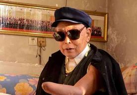1950年长津湖战役中，17岁的朱彦夫在昏迷中被敌人划开了肚子，疼醒之后他竟然看