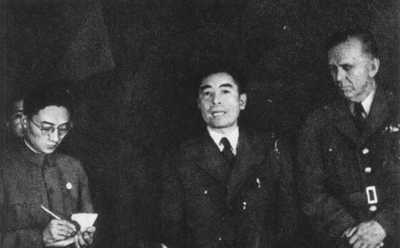 1946年2月15日，周恩来代表党中央在《整军方案》签字后发表讲话，左边为翻译章