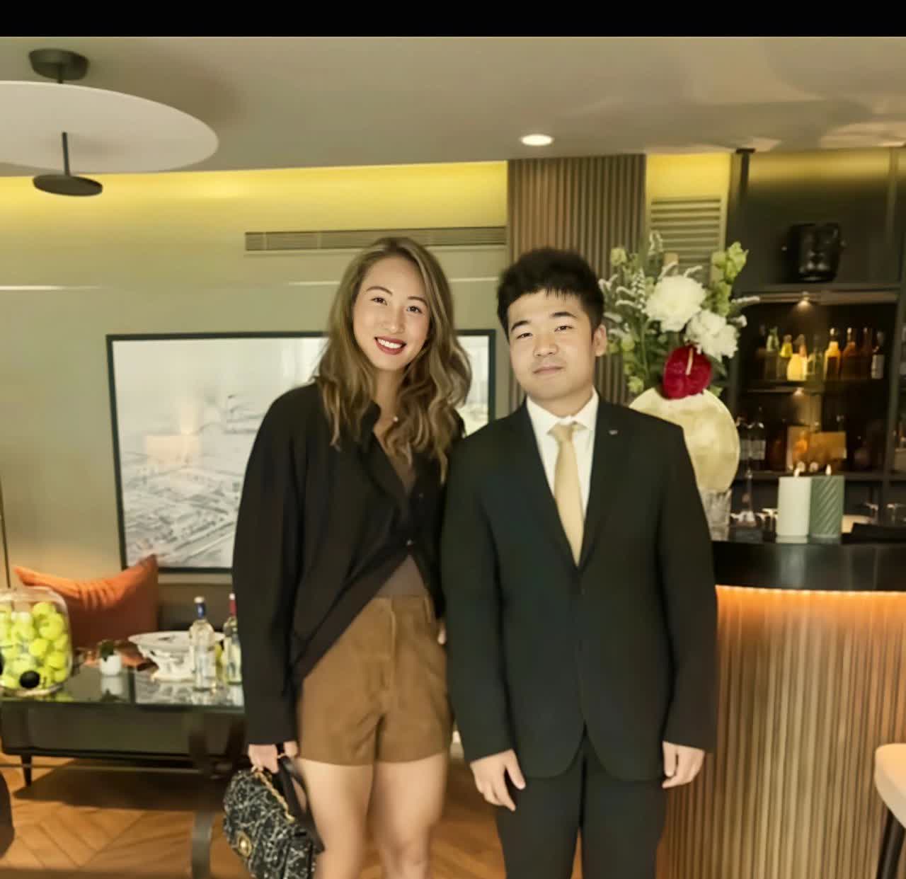 郑钦文好热情！先是外国小朋友拉着她合影，接着粉丝又追着与她合照！看的出郑钦文对粉